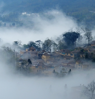 白云深处的小山村