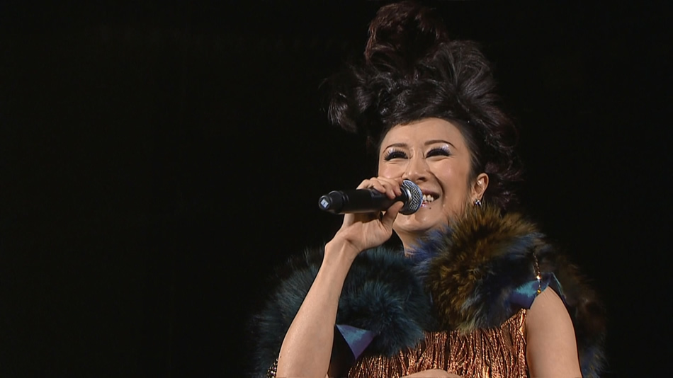 吕珊性格自信从容,歌声细腻感人,她本是唱家班出身,童年时与梅艳芳一