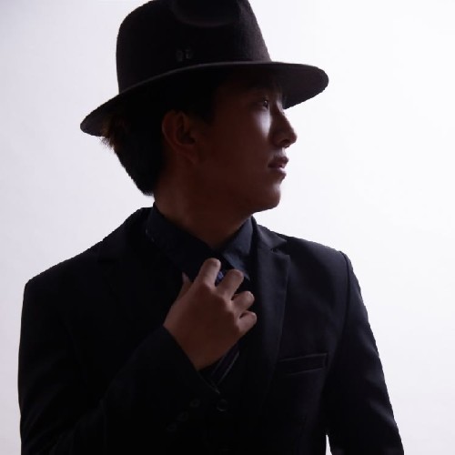 歌手 巴求永荣忠