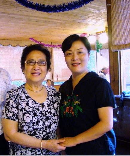 这是2011年八一建军节的座谈会上,我和任桂珍老师的合影,当时任老师